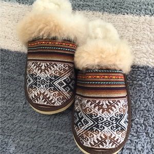 Alpaca women’s slippers by Wauman. Size large is about 9-10.